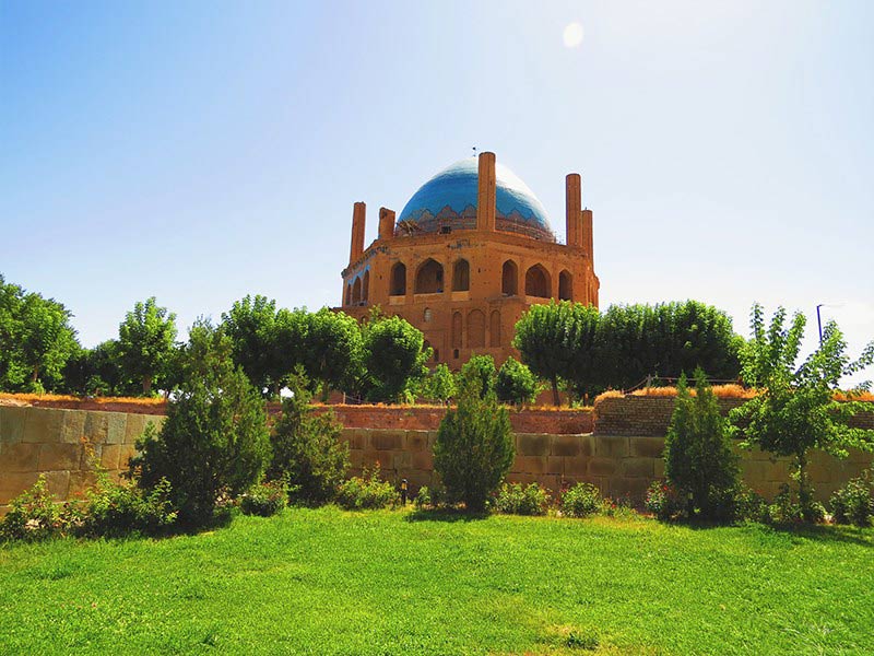 نمایی از دور از گنبد سلطانیه زنجان زیر آفتاب - سفر در اردیبهشت