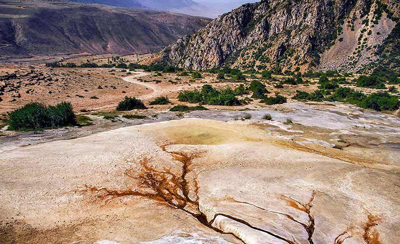 چشمه باداب سورت در میان کوه ها و دشت های اطراف ساری