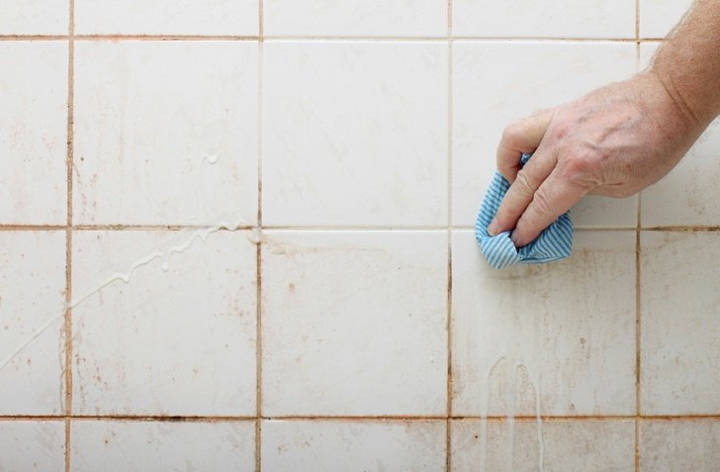 تمیز کردن و نظافت حمام – نحوه تمیز کردن دوغاب کاشی‌کاری