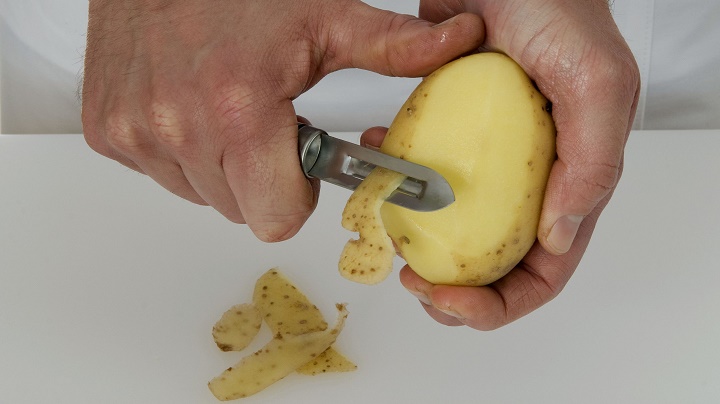 استفاده از سیب زمینی برای از بین بردن مزه سوختگی غذا 